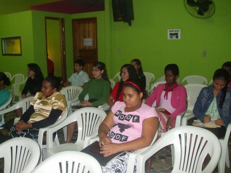 Bruna e Francine louvando